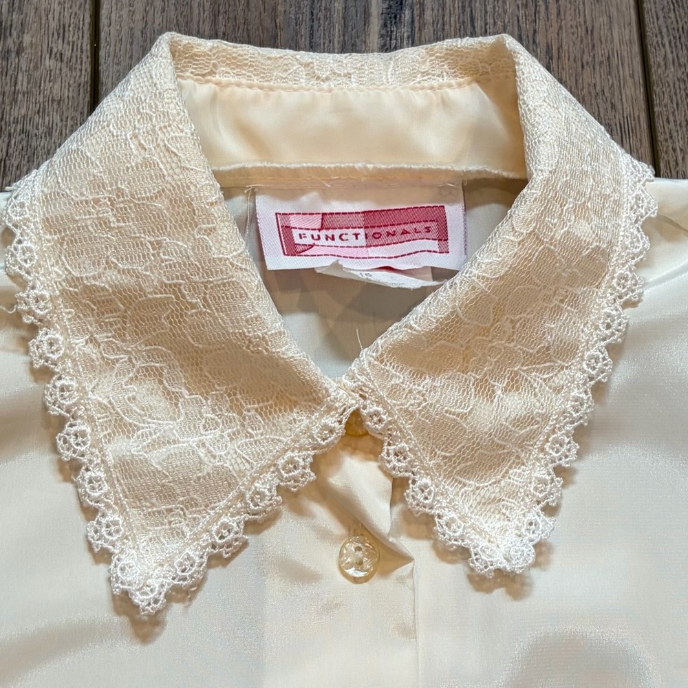 Vintage Cream Satin Blouse Lace Collar Short Sleeve Functional Sz 16 - Picture 3 of 9